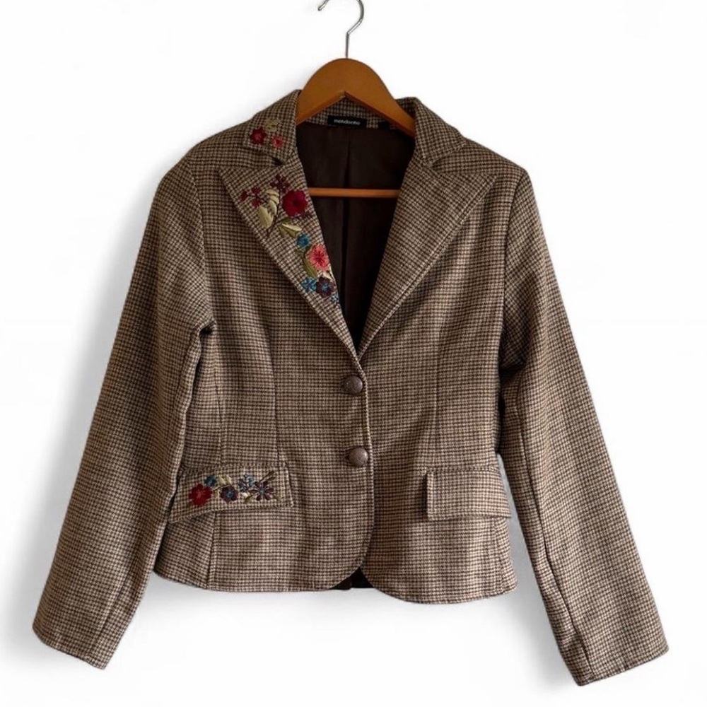 Mendocino Checkered Blazer with Floral Embroidery
